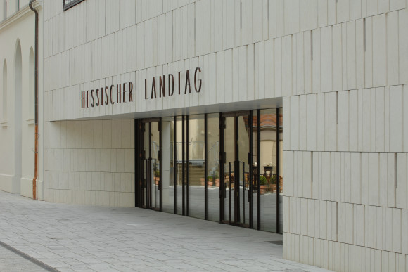 Das Plenargebäude Eingang Grabenstraße 