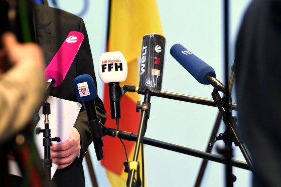 Verschiedene Mikrofone von Medienanstalten während eines Interviews.