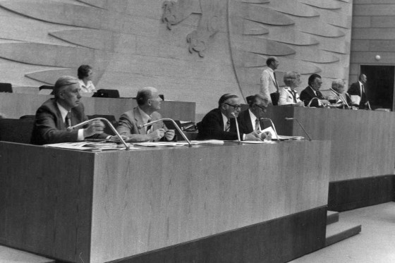 Regierungsbank im historischen Plenarsaal